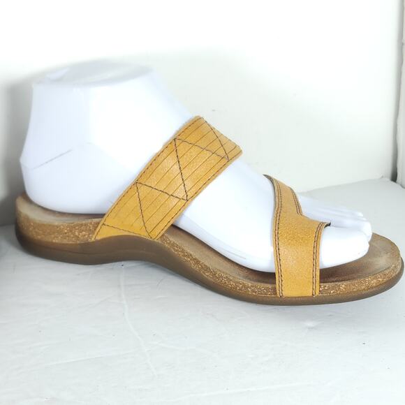 Taos Women’s Zon US6 Wheat Leather Toe Loop Flat Thong Sandals Shoes - Picture 7 of 16